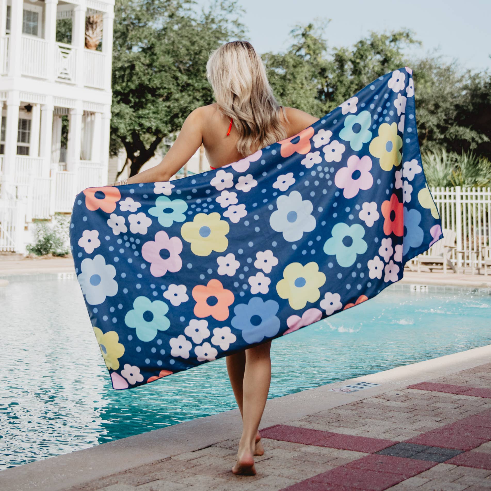 Navy Daisy Bulk Beach Towels: Navy