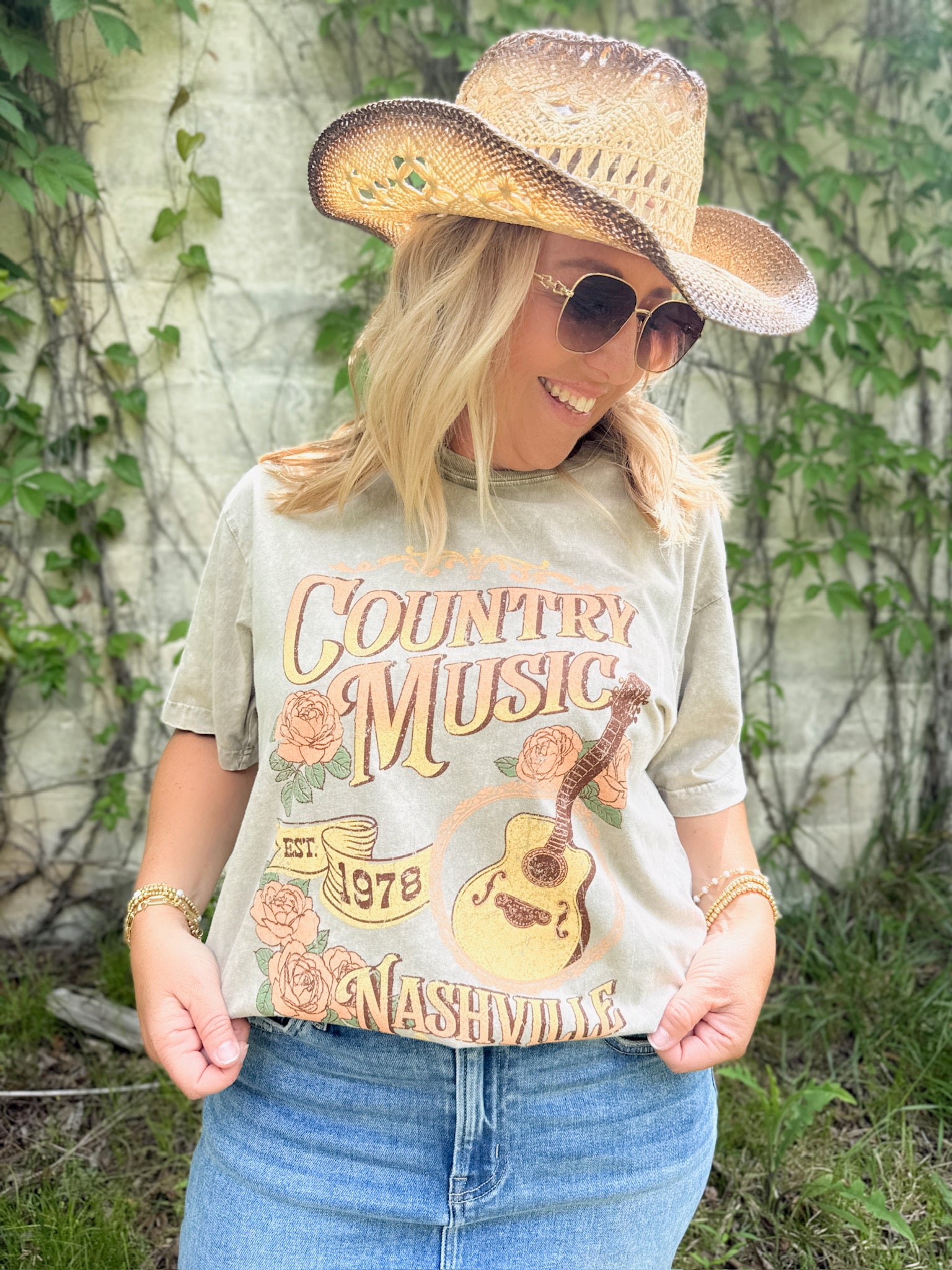 Country in Nashville 1978 Graphic Tee in Mocha
